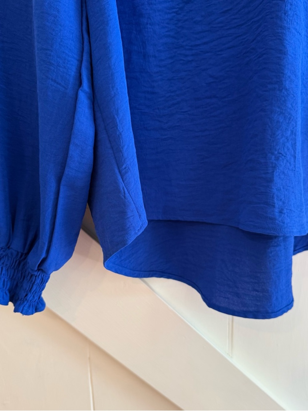 Como Blu Medium Royal Blue Satin Blouse Long Sleeve Smocked Cuff Hi-Low Top - Picture 3 of 10